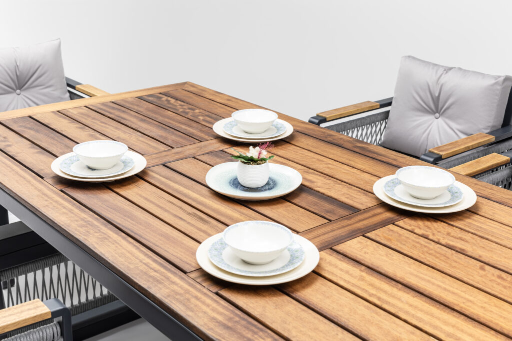 Dış Mekân Mobilyalarında Malzeme Rehberi: Hangi Malzeme Daha Dayanıklı?