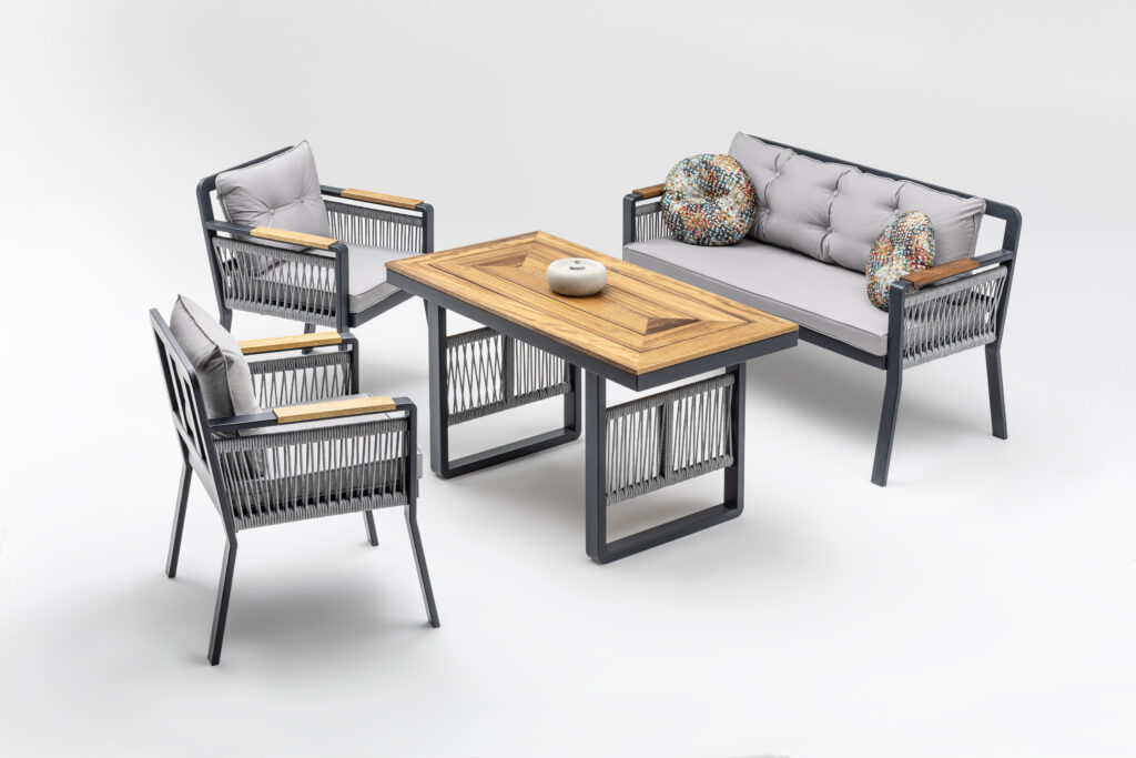 Balkon ve Küçük Alanlar İçin Bahçe Mobilyası Seçimi Nasıl Yapılmalı?